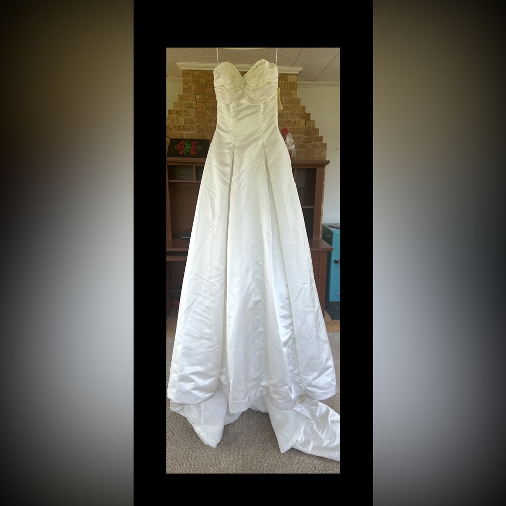 Maggie Sottero White Pleated Sweetheart Gown - Picture 8 of 9
